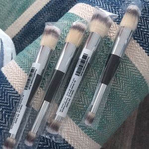 One Younique powder/concealer brush